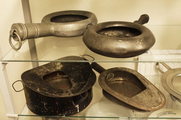 How did people use chamber pots? Did the inside of houses just always smell  like human waste? - Quora