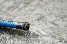 آیا سیمان سفید نیاز به آب دادن دارد؟ بررسی جامع اصول نگهداری از نما