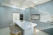 نقش سبک نئوکلاسیک در دکوراسیون آشپزخانه‌های نوساز [از طراحی تا اجرا در 1404]